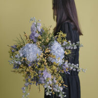 Buchet De Flori Uriaș Cu Ilex Și Delphinium