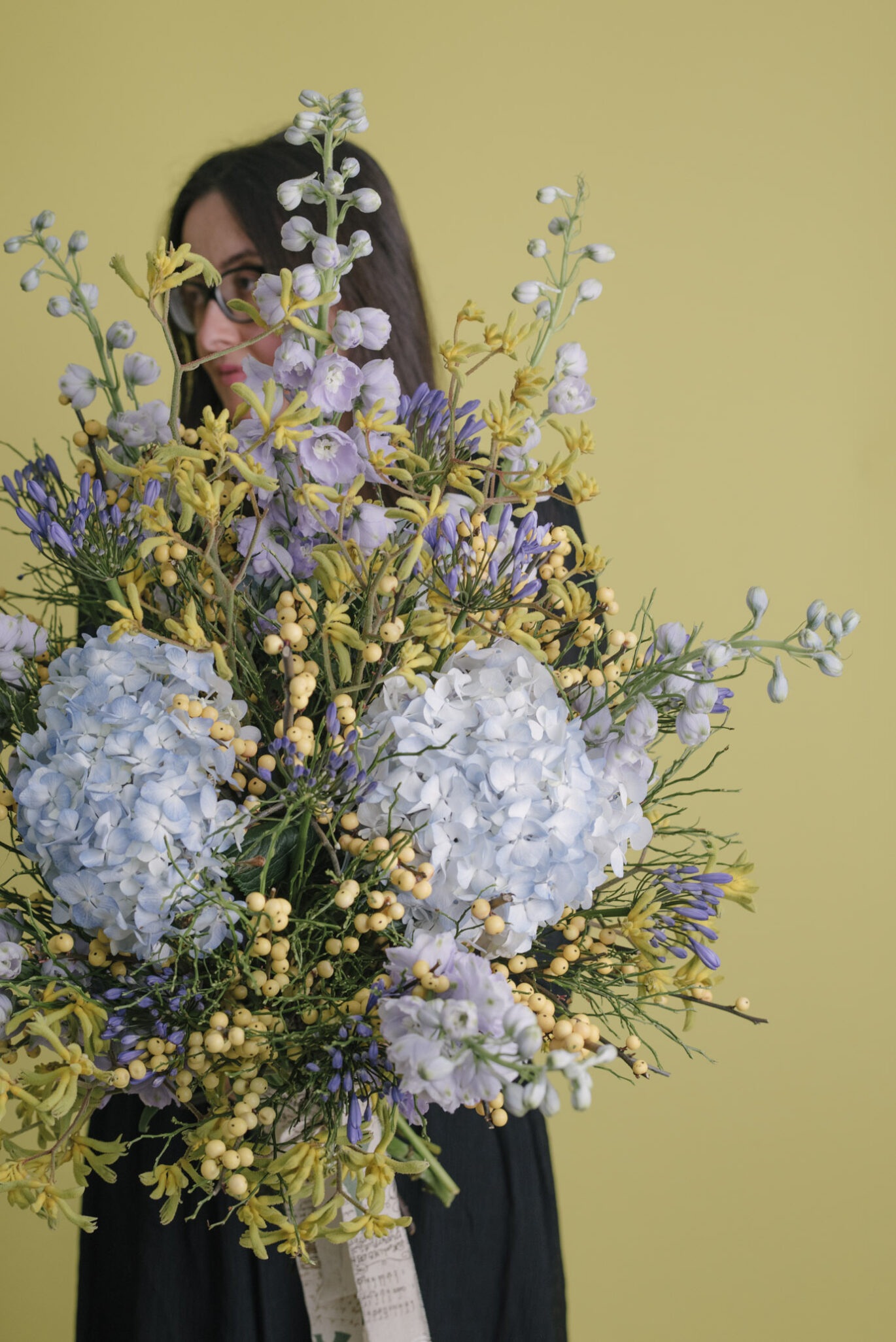 Buchet De Flori Uriaș Cu Ilex Și Delphinium