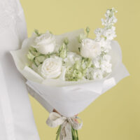 Buchet alb cu matthiola, hortensie, trandafiri