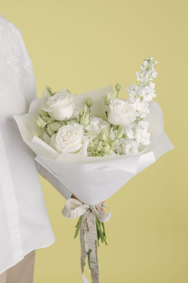 Buchet alb cu matthiola, hortensie, trandafiri