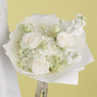 Buchet alb cu matthiola, hortensie, trandafiri