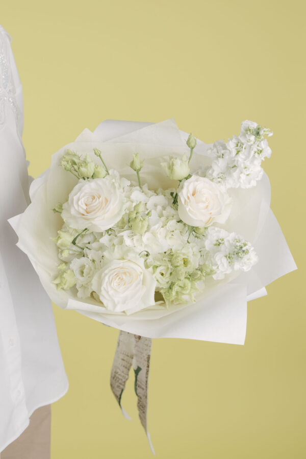 Buchet alb cu matthiola, hortensie, trandafiri