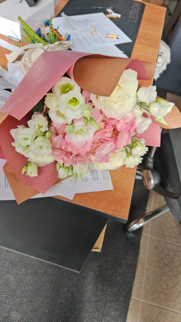 Buchet de flori în culori deschise