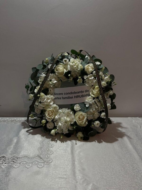 Coroană funerară cu hortensii, trandafiri și lisianthus