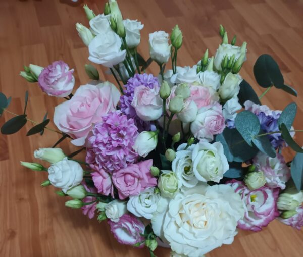 Aranjament floral cu flori mixte în vas ceramic