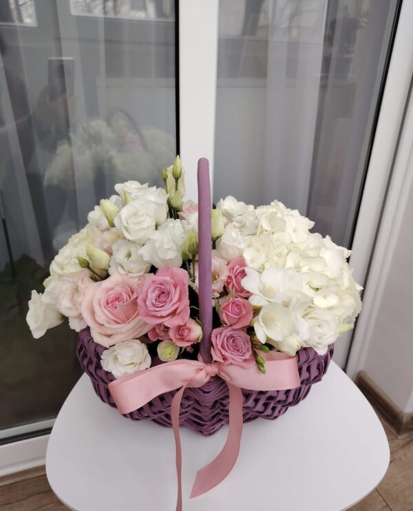 Aranjament floral cu hortensie, alstroemeria, lisianthus, trandafiri și mini trandafiri