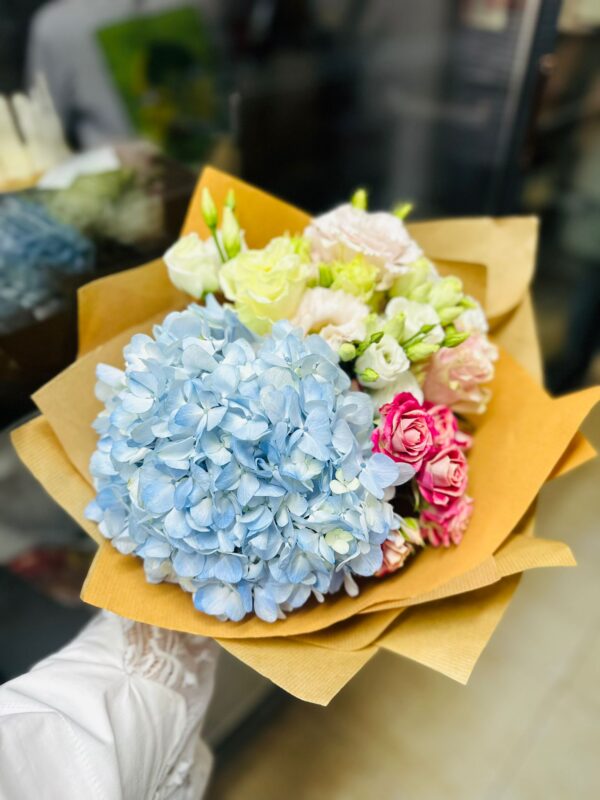 Buchet de flori "Hello Monday" ambalat în hârtie