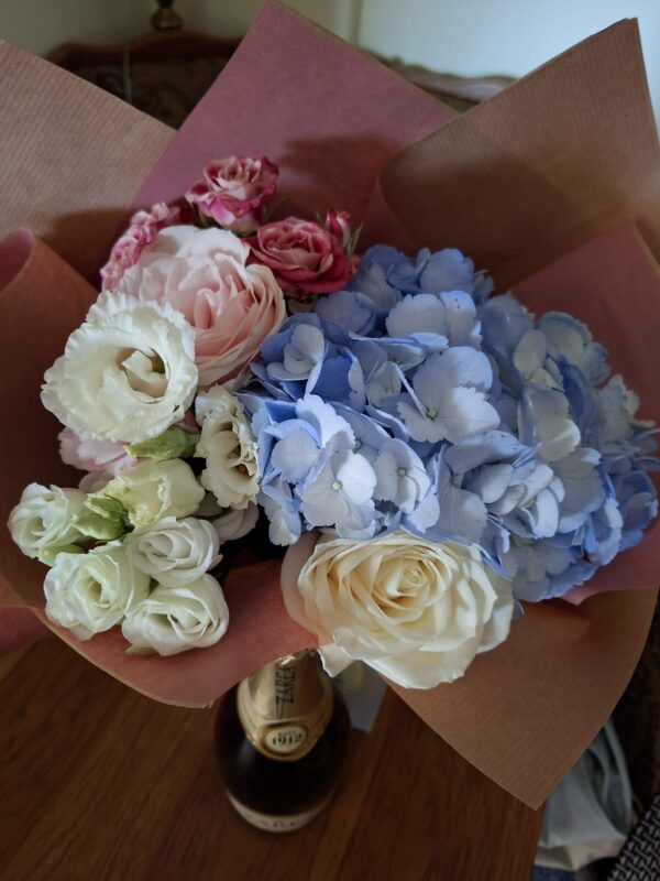 Buchet de flori "Hello Monday" ambalat în hârtie